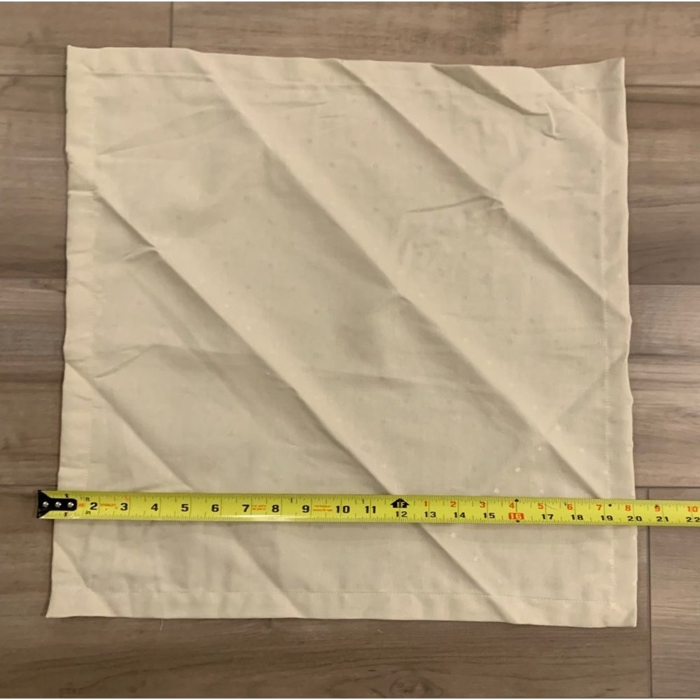 Kate Spade New York  Silver/Grey "Larabee Dot" Tablecloth 58"x99" and 6 Napkins - Picture 7 of 15
